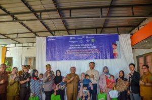 Pj. Wali Kota Padangsidimpuan menyerahkan Bantuan Pangan dalam Penurunan Stunting dan Pengentasan Daerah Rentan Rawan Pangan