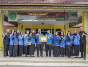 Pemberian sertifikat oleh Walikota Padangsidimpuan atas Hasil Pemantauan dan Evaluasi kinerja