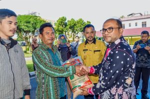 Pj. Walikota menyerahkan Bantuan Bibit Padi Sawah Gemas El-Nino
