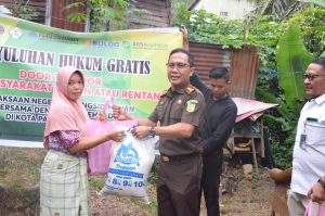 Pemberian penyuluhan hukum gratis yang dilakukan secara door to door bagi masyarakat miskin dan rentan.
