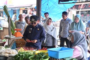 Pj. Walikota Letnan Pantau Harga Kebutuhan Pokok Di Pasar