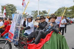 Naik Becak Pj. Walikota Letnan Hadir Di Pembukaan Musrenbang RKPD 2025 Sumut