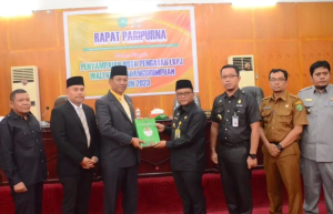 Letnan hadiri Rapat Paripurna di Ruang Sidang DPRD