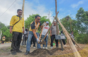 Plt.Sekretaris Daerah Roni Gunawan Ikuti Aksi Tanam Pohon  dalam Rangkaian Acara Apeksi XVII 2024.