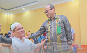 Pj. Wali Kota Letnan Dalimunthe Salurkan Bantuan ATENSI PPKS Penyandang Disabilitas Kota Padangsidimpuan.