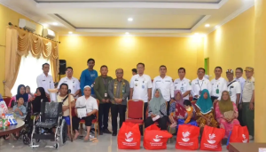 Pemko serahkan bantuan atensi kepada Pemerlu Pelayanan Kesehatan Sosial (PPKS)