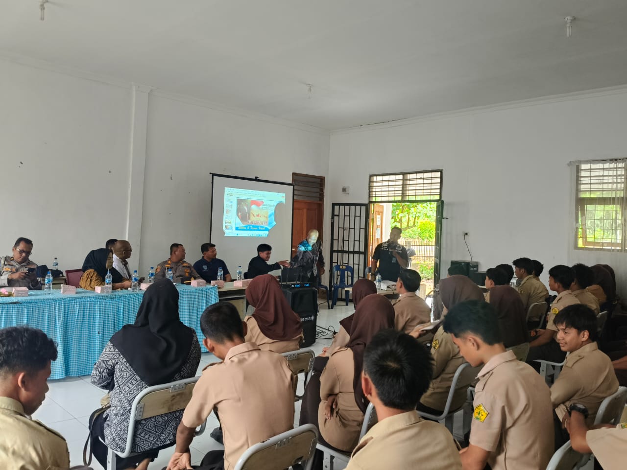 Peduli Kampung Halaman, Karang Taruna dan Aparat Edukasi Siswa SMA N 1 Panai Tengah
